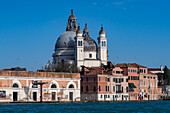 Rückansicht der Basilika Santa Maria della Salute vom Giudecca-Kanal in Venedig,Italien.