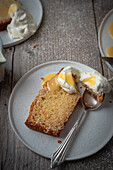 Eggnog cake with cream