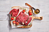 Raw beef (bavette) with garlic, tomatoes and thyme
