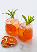 Aperol Spritz mit getrockneten Orangenscheiben