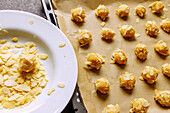 Prepare Sicilian almond biscuits