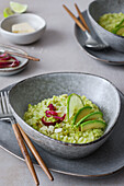 Avocado-Risotto mit Balsamicozwiebeln