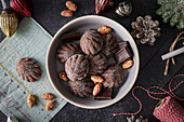 Weihnachtliche Bärentatzen mit gebrannten Mandeln und dunkler Schokolade