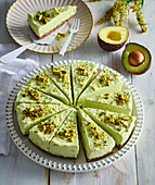 No-Bake Avocado-Käsekuchen mit Keksboden und Pistazien