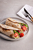 Wraps mit Balsamicozwiebeln, Bohnen und Tomaten