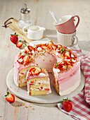 Fruity almond wreath with cream cheese and strawberries