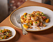 Pan-fried scallops with cauliflower and almonds