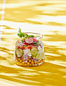 Salat-Bowl im Glas mit Kichererbsen und Gemüse