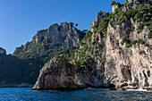 Der Faraglione di Matermania, ein kleiner Meeresfelsen an der Küste der Insel Capri, Italien.