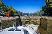 Écluse d´Argens argens look. Canal du Midi at village of Argens-Minervois Aude South of France southern waterway waterways holidaymakers queue for a boat trip on the river, France, Europe