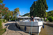 Canal du Midi at Argens Minervois-lock South of France southern waterway waterways holidaymakers queue for a boat trip on the river, France, Europe