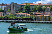 El Gasolino, ein kleines Boot, das Passagiere über den Fluss Nervion transportiert, zwischen Portugalete und Las Arenas, Getxo, Vizcaya, Pais Vasco, Spanien.