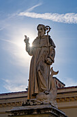 Statue von Sant'Antonino Abate auf der Piazza Sant'Antonino im historischen Zentrum von Sorrent, Italien. Er ist der Schutzheilige der Stadt.