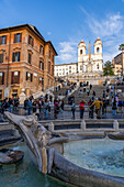 Der Obelisk von Sallustiano und die Kirche Trinita dei Monti auf der Spanischen Treppe in Rom, Italien. Davor befindet sich der Bootsbrunnen oder Fontana della Barcaccia.