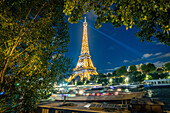 Eiffelturm mit Olympischen Ringen bei Nacht, Paris, Frankreich