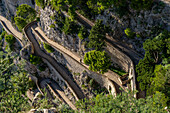 Touristen auf der Via Krupp, die die Klippen von Capri hinunter nach Marina Piccola auf Capri, Italien, führt.