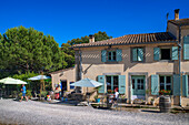 Écluse de Puichéric look. Canal du Midi at village of Puichéric Carcassonne Aude South of France southern waterway waterways holidaymakers queue for a boat trip on the river, France, Europe