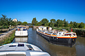 Crossing boats at Écluse d´Argens argens look. Canal du Midi at village of Argens-Minervois Aude South of France southern waterway waterways holidaymakers queue for a boat trip on the river, France, Europe