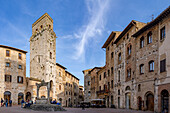 Die Piazza della Cisterna und der Teufelsturm oder Torre del Diavolo in der mittelalterlichen Stadt San Gimignano, Italien.