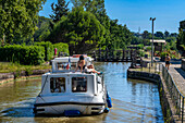 Boat crossing the double écluse du Fresquel et Pont Canal look aux portes du Carcassonne. Canal du Midi at village of Puichéric Carcassone Aude South of France southern waterway waterways holidaymakers queue for a boat trip on the river, France, Europe