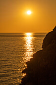 Silhouette der Felsen und eine bunte untergehende Sonne über dem Lingurischen Meer bei Riomaggiore, Cinque Terre, Italien.