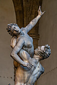 Statue der Vergewaltigung der Sabinerinnen von Giambologna auf der Piazza della Signoria, Florenz, Italien.