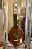 Eine antike englische Gitarre mit Klappen, Cittern mit Klappen oder Pianoforte-Gitarre in der Accademia-Galerie in Florenz, Italien. Ca. 1791-1793.