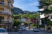 View down the Via degli Aranci with the Grand Hotel President on the cliff top behind. Sorrento, Italy.