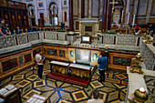 Touristen besuchen das Grab des Heiligen Paulus in der Basilika St. Paul vor den Mauern, Rom, Italien.