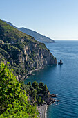 Die Amalfiküste in Italien mit der Stadt Praiano am Golf von Salerno in der Ferne.