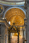 Detail von Berninis Baldachin und Decke der Apsis im Petersdom, Vatikanstadt, Rom, Italien.