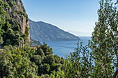 Die Amalfiküste in Italien mit der Stadt Praiano am Golf von Salerno in der Ferne.