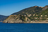 Das kleine Dorf Corniglia in den Cinque Terre thront auf einer Klippe über dem Ligurischen Meer in Italien.