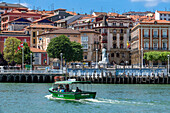 El Gasolino, ein kleines Boot, das Passagiere über den Fluss Nervion transportiert, zwischen Portugalete und Las Arenas, Getxo, Vizcaya, Pais Vasco, Spanien.