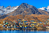 Farbenfrohe Häuser in Tasiilaq, auch bekannt als Ammassalik, Ostgrönland, Grönland