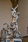 Statue der Vergewaltigung der Sabinerinnen von Giambologna auf der Piazza della Signoria, Florenz, Italien.