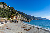 Touristen am Strand in der Nebensaison in Monterosso al Mare, Cinque Terre, Italien.