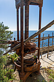 Eine alte Metall-Olivenöl-Schneckenpresse an einem Aussichtspunkt an der Amalfiküste bei Furore, Italien.