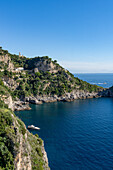 Die zerklüftete Küste der Amalfiküste um Conca dei Marini am Golf von Salerno in Italien.