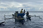 Bewohner der Insel New Hanover in ihren traditionellen Einbäumen, Provinz New Ireland, Papua-Neuguinea