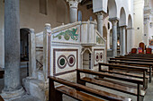 Die Epistelkanzel aus dem 12. Jahrhundert im Hauptschiff des Doms von Ravello in Ravello, Italien. Die Mosaike stellen die Geschichte von Jona und dem Wal dar.