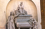 Der Kenotaph von Dante Alighieri in der Basilika von Santa Croce, Florenz, Italien. Hergestellt von Stefano Ricci zwischen 1818 und 1829. Dantes sterbliche Überreste sind in Ravenna, Italien, beigesetzt.