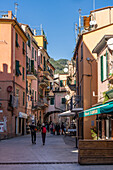 Touristen auf der Via Roma in der Altstadt von Monterosso al Mare, Cinque Terre, Italien.