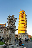 Die Fontana dei Putti oder der Engelsbrunnen auf der Piazza dei Miracoli neben dem Schiefen Turm. Pisa, Italien. Geschaffen von Giovanni Antonio Cybei im Jahr 1600.