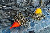 Anlegebojen und Leinen im Hafen des Fischerdorfs Manarola, Cinque Terre, Italien.