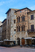 Der Palazzo Tortoli auf der Piazza della Cisterna in der ummauerten Stadt San Gimignano, Italien.