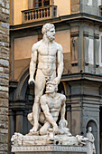 Herkules und Kakus von Baccio Bandinelli auf der Piazza della Signoria in Florenz, Italien. Die Statue befindet sich vor dem Palazzo Vecchio.