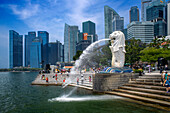 The Merlion Statue, symbol of Singapore, overlooking Marina Bay, Merlion Park, Singapore City, Singapore