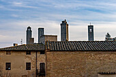 Mittelalterliche Türme in der ummauerten Stadt San Gimignano, Italien. L-R: Torre Rognosa, Torre Salvucci, Torre Grossa und der Campanile des Doms.