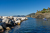 Der Wellenbrecher des kleinen Hafens des Fischerdorfs Manarola in den Cinque Terre, Italien.